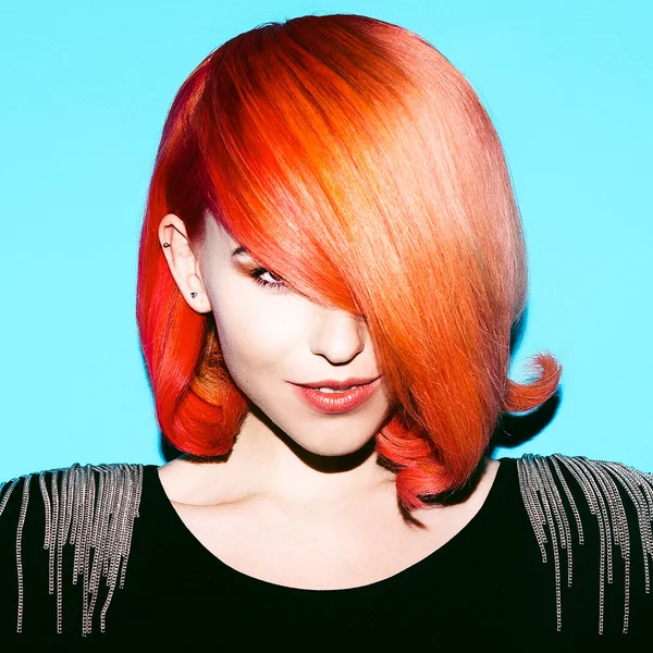 Элегантная женщина со стильными волосами. Тенденция цвета волос. Рыжие волосы — стоковое фото