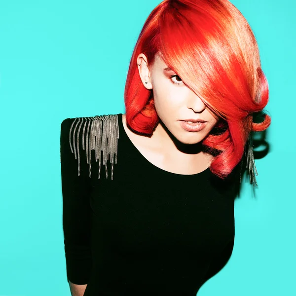 Senhora fogo. Estilo Cabelo. Tendência de cor de cabelo vermelho . — Fotografia de Stock