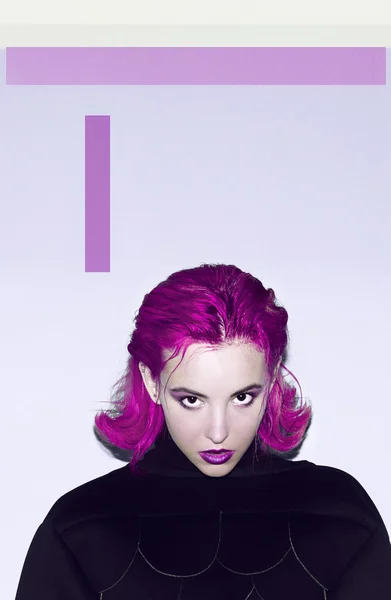 Μοντέλο κλοπιμαία μοβ μαλλιά στυλ μόδας τέχνη ελάχιστη — Φωτογραφία Αρχείου