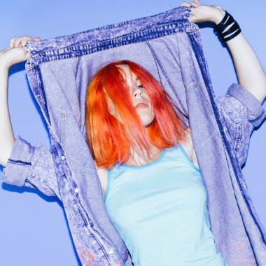 Turuncu saç rengi ile genç kız. Japon tarzı