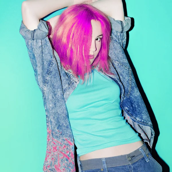 十几岁的女孩与粉红色头发的颜色。日本风格的头发 — 图库照片