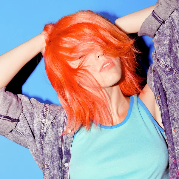 Meisje met oranje haren. Stijlvolle denim kleding. Mode kleurenmix — Stockfoto