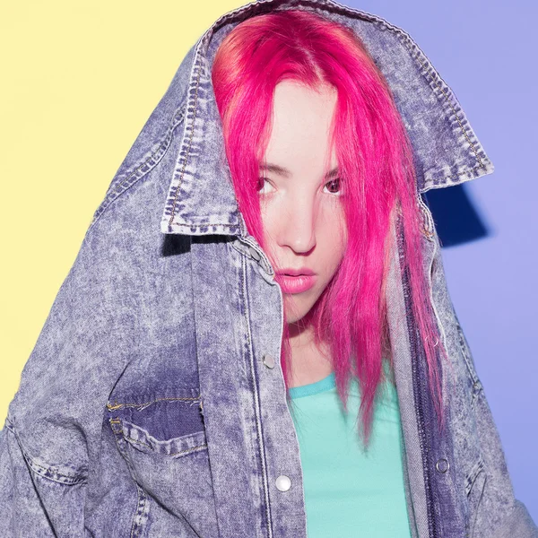 Söt flicka med rosa hår. Vanilj färg. mode — Stockfoto