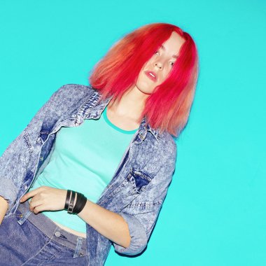 Şehvetli modeli genç turuncu saç şık renkle