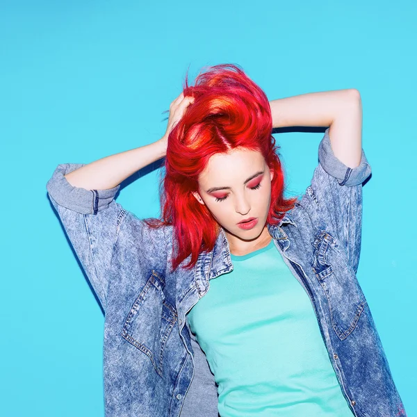 Menina com cabelo vermelho e roupas de ganga. Aparência elegante — Fotografia de Stock