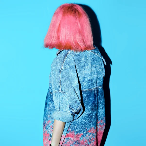 Mädchen mit rosa Haaren und Jeanskleidung. stylischer Look — Stockfoto