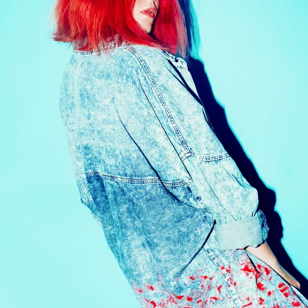 Modell tonåring med rött hår och denim kläder. Elegant utseende — Stockfoto