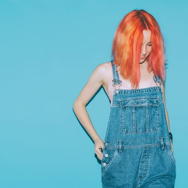 Modell tonåring med orange hår och denim overaller — Stockfoto