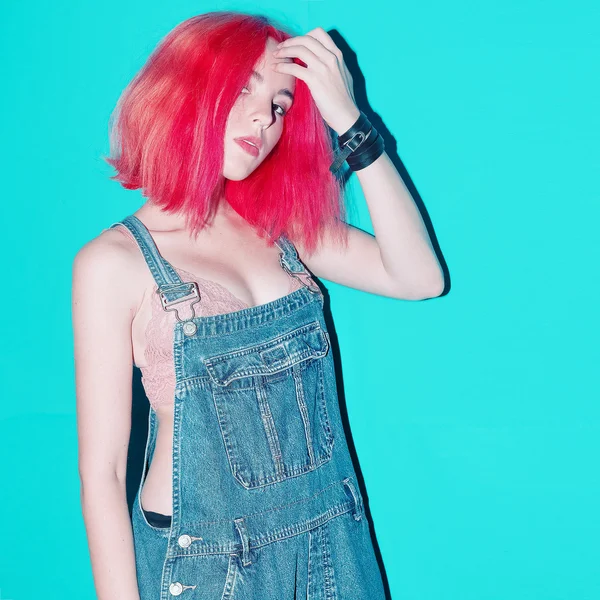 Menina adolescente com cor de cabelo rosa. Estilo japonês — Fotografia de Stock