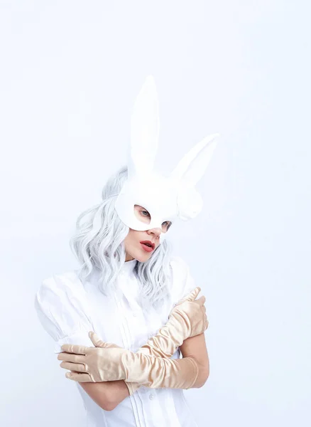白い背景空間にウサギのマスクのファッション魔法の女の子 最小限のファッションお祝いクリスマス お正月パーティーのお祝いのコンセプト — ストック写真