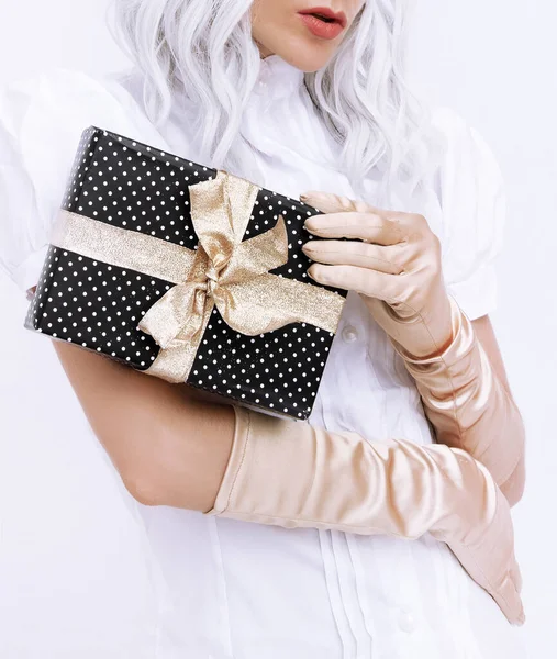 白い空間のブロンド魔法の女の子は冬のプレゼントボックスを保持しています 最小限のファッションお祝いクリスマス 新年パーティー お祝いのコンセプト — ストック写真
