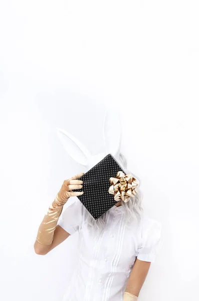 Fashion Magic Rabbit Lady Witte Ruimte Houdt Winter Cadeau Doos — Stockfoto