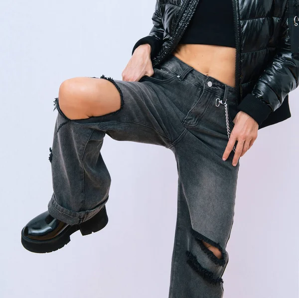 Brave Stylish Girl Ripped Jeans Fashion Street Style Fall Winter — Stock Photo, Image