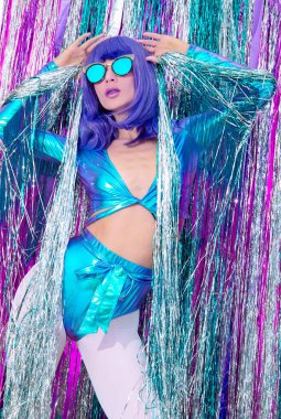 Moda Kızı 80 'ler, şık holografik giysiler içinde. Yeni yılın kulüp partisi havası. Mutlu noeller. Lüks ışıltı Retro Lady