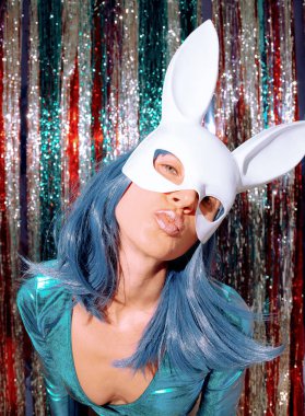 Disko kızı 80 'lerin modaya uygun holografik parti görüntüsü ve tavşan maskesi. Tinsel kurulum. Yeni yılın kulüp konsepti. Mutlu noeller. Tatil günü. Yıldızlar gibi ışıldayıp seni öpüyorum