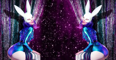 Kolaj Sihirli Kadın 80 'lerin modası şık holografik parti görüntüsü ve tavşan maskesi. Tinsel kurulum. Yeni yılın kulüp konsepti. Mutlu noeller. Tatil günü. Moda ve parlak yıldızlar Retro Girls