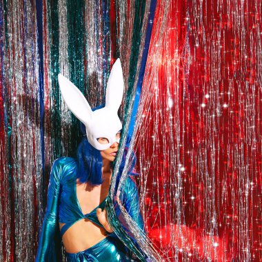 Seksi Bayan 80 'lerin modası, şık holografik parti görüntüsü ve tavşan maskesi. Tinsel kurulum. Yeni yılın kulüp konsepti. Mutlu noeller. Tatil günü. Moda ve parlak yıldızlar Retro Girl
