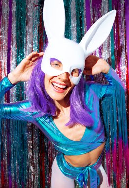 Güzel holografik parti görünüşü ve tavşan maskesiyle 80 'li yaşlarda mutlu dans eden disko kızları. Tinsel kurulum. Yeni yılın kulüp konsepti. Mutlu noeller. Tatil günü. Moda ve ışıltı, yıldızların eski moda modunda.