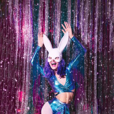 Mutlu Disko Kızı 80 'ler, şık holografik parti görüntüsü ve tavşan maskesi. Tinsel kurulum. Yeni yılın kulüp konsepti. Mutlu noeller. Tatil günü. Yıldızlar gibi moda ve ışıltı
