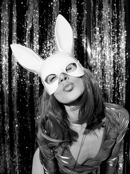 スタイリッシュなホログラフィックパーティールックとウサギのマスクでディスコガール80年代 ティンセル設置 新年のクラブの概念 メリークリスマス 休日だ 星のようなファッションと輝きヴィンテージレトロなムード — ストック写真