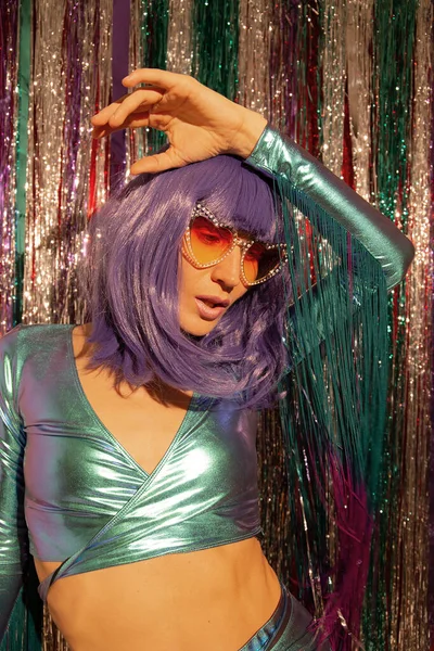 Şehvetli Bayan Ler Şık Bir Holografik Parti Görüntüsüyle Dans Ediyor — Stok fotoğraf