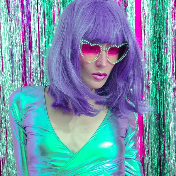 Bayan 80 'lerin modası, şık holografik parti görüntüsü ve mor saçlar. Tinsel kurulum. Yeni yılın kulüp konsepti. Mutlu noeller. Tatil günü. Yıldızlar gibi moda ve ışıltı Retro Vintage Girl