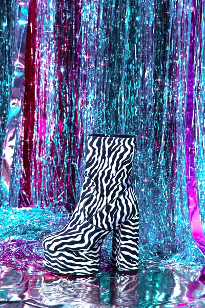 Botas Zebra Plataforma Retro Disco Elegante Fundo Ouropel Festa Clima — Fotografia de Stock