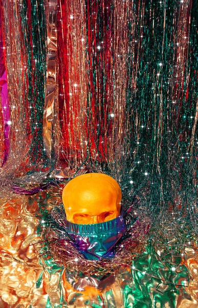 Vakantie Wallpaper Gouden Schedel Mode Holografische Masker Tinsel Achtergrond — Stockfoto