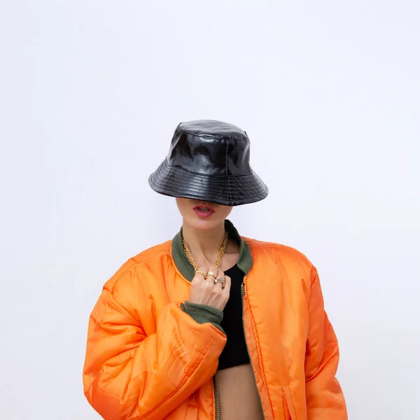 Moda Sokak Kıyafeti Giyen Bir Kız Modaya Uygun Turuncu Bombacı — Stok fotoğraf
