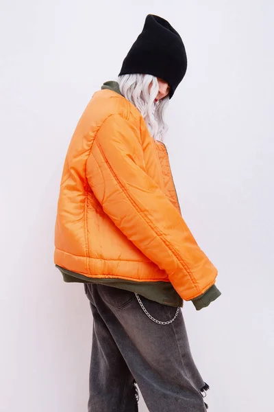 金发模特穿着时尚都市街道服装 时髦的橙色炸弹夹克和时髦的黑色斜纹棉布 秋季冬季观景册 — 图库照片