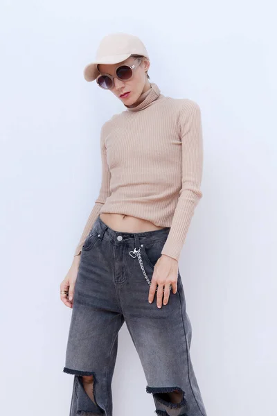 Girl Fashion Casual Outfit Trendy Cap Beige Turtleneck Sweater Stylish — Stock Photo, Image