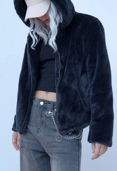 Model Mode Urban Street Outfit Trendy Zwarte Nepbontjas Fluwelen Pet — Stockfoto