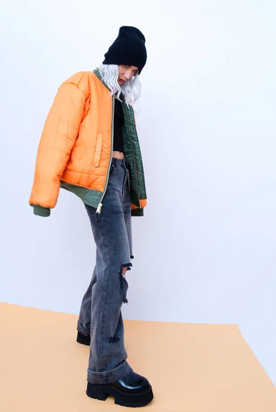 패션계의 모델이에요 유행하는 오렌지색 폭격기와 청바지를 입었어요 가을의 겨울의 — 스톡 사진