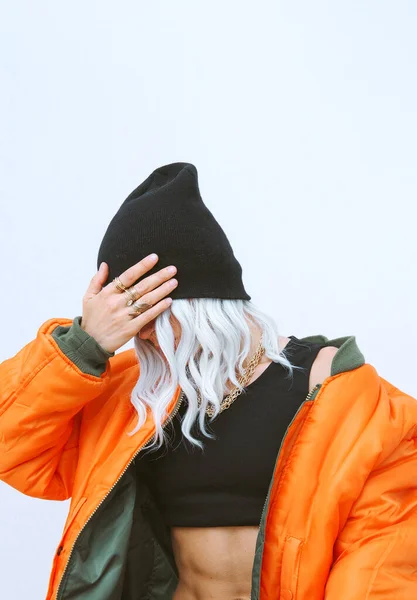 Blond Modell Mode Urban Street Outfit Trendig Orange Bombjacka Och — Stockfoto