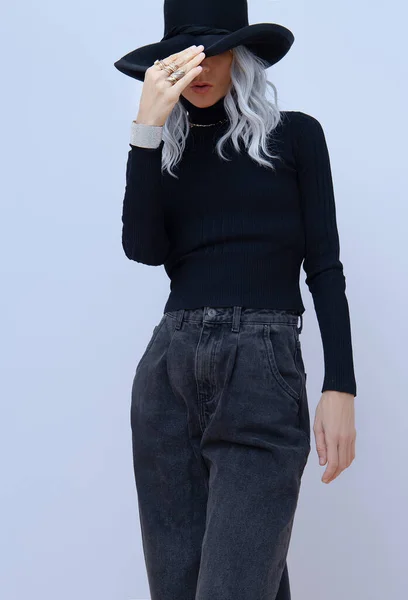Model Lässigen Schwarzen Outfit Mode Minimalistischen Stil Details Des Eleganten — Stockfoto