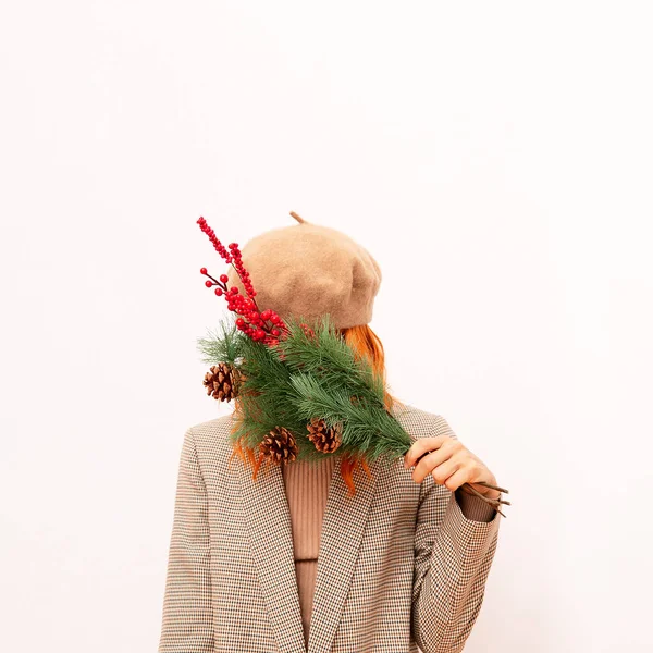 穿着时尚雅致服装的巴黎女孩 流行的格子呢夹克和贝雷帽 细节风格 秋天的冬季 圣诞佳酿 复古情调 — 图库照片