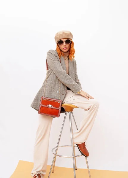Parijs Model Mode Elegante Outfit Trendy Beige Baret Zonnebril Stijlvolle — Stockfoto