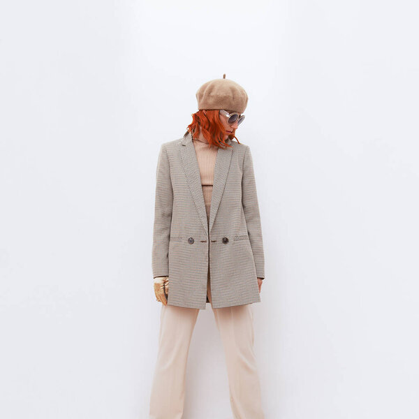 Парижская леди в элегантном наряде. Модный бежевый берет, солнечные очки и стильный плед-пиджак и брюки. Полный бежевый вид. Стиль в деталях. Осенний зимний сезон. Винтажный любитель ретро