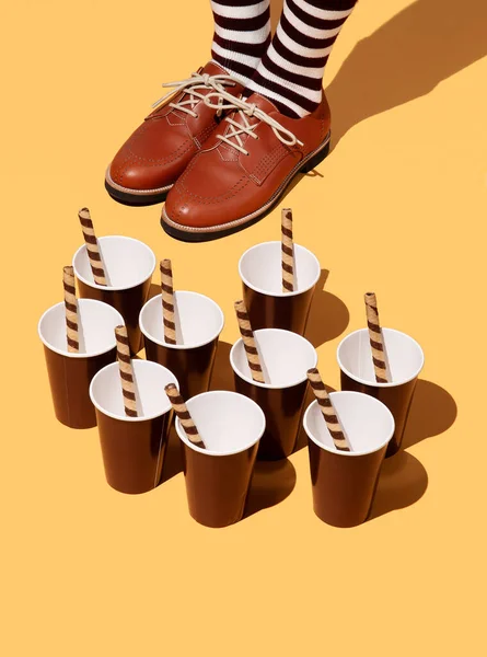 Нога Вінтажних Смугастих Шкарпетках Взутті Стильному Ізометричному Просторі Солодких Чашок — стокове фото