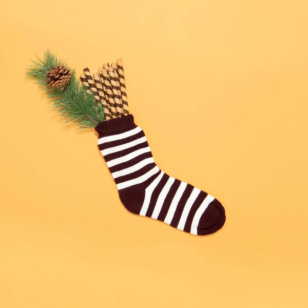 Çikolatalı Gofretli Noel Çorapları Minimal Düz Yatak Sanatı Tatil Partisi — Stok fotoğraf
