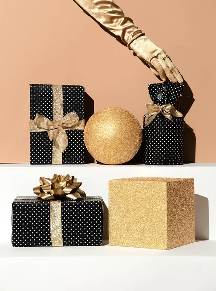 Hand Golden Gloves Holding Gift Box Figures Geometry Abstraction Minimal — Stock Photo, Image
