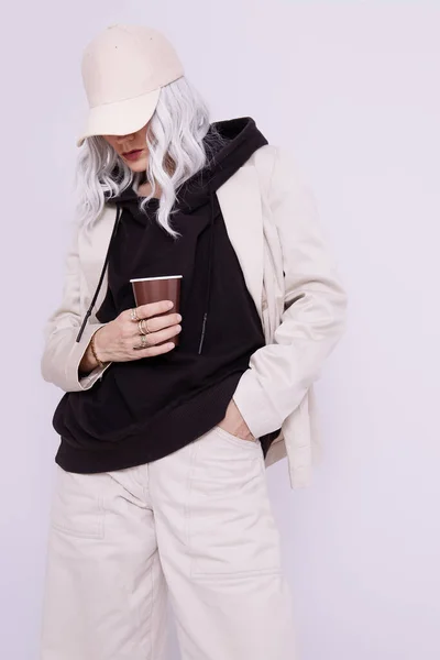 Blondynka Modelka Białym Studio Modny Beżowy Strój Casual Czarnymi Detalami — Zdjęcie stockowe