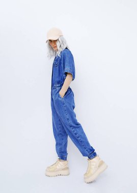 Stüdyodaki sarışın. Modaya uygun kotlar. Mavi kot. Sokak stili. Sonbahar kış sezonu. Moda arama kitabı konsepti