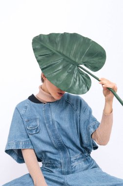 Stüdyoda manken. Modaya uygun kotlar. Mavi kot. Palmiye yaprağı Sokak stili. Moda arama kitabı konsepti