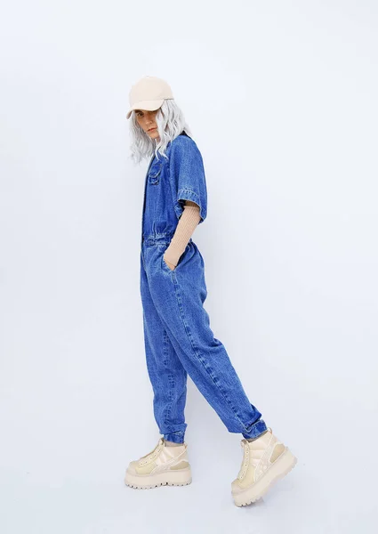 Blond Model Studio Trendy Jeans Overalls Blauwe Denim Straatstijl Herfst — Stockfoto