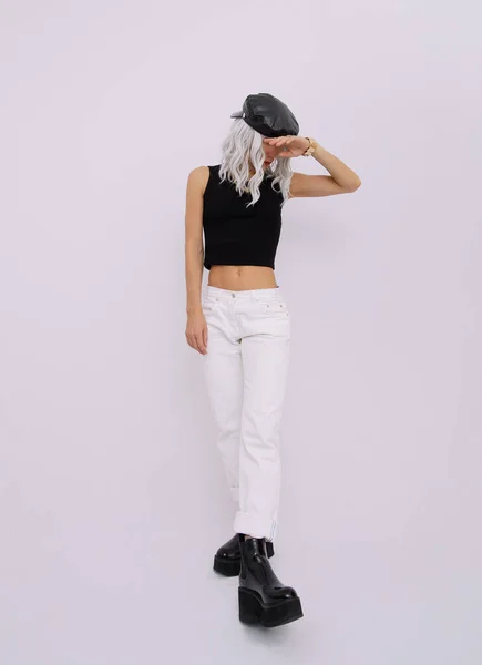 Urban Blonde Girl Studion Trendig Avslappnad Denim Look Snygga Plattformsskor — Stockfoto