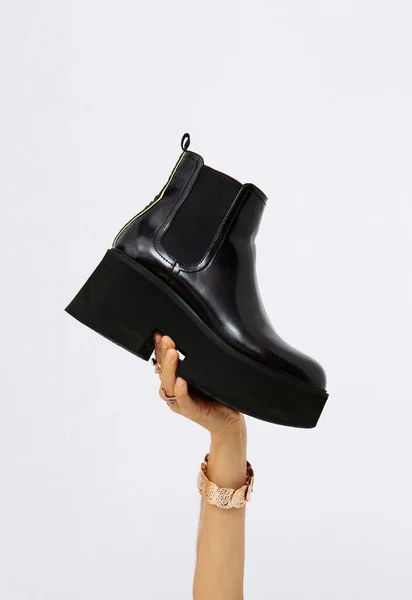 Mão Estúdio Mantém Botas Plataforma Sapatos Moda Conceito Estilo Moda — Fotografia de Stock