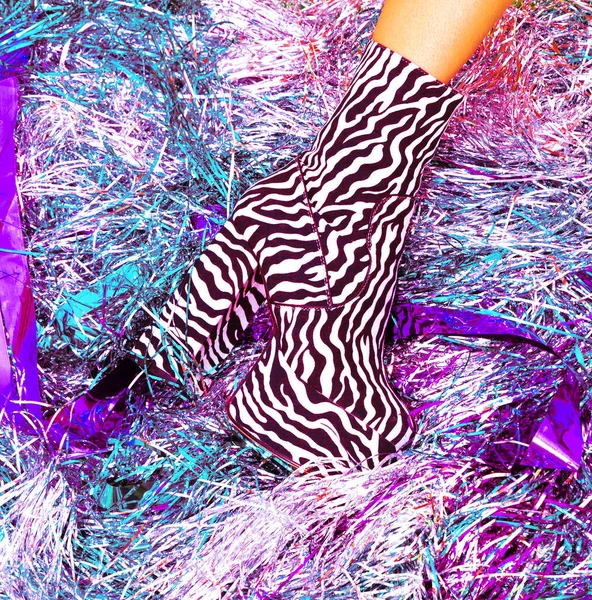 Disco Lady 80S Stijlvolle Party Zebra Print Schoenen Tinsel Decor — Stockfoto