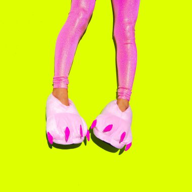 Pembe taytlı bacaklar ve kigurumi terlikleri. Evde kal. Pijama partisi konsepti. Asgari moda komik sanat