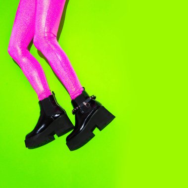 Platform parti botlarıyla moda bacakları ve arka planda pembe taytlar. Şık bir gece kulübü havası. 90 'ların modası. Go-go Kızlar.